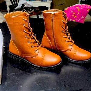 Size 8 wild Diva lounge ankle high boots